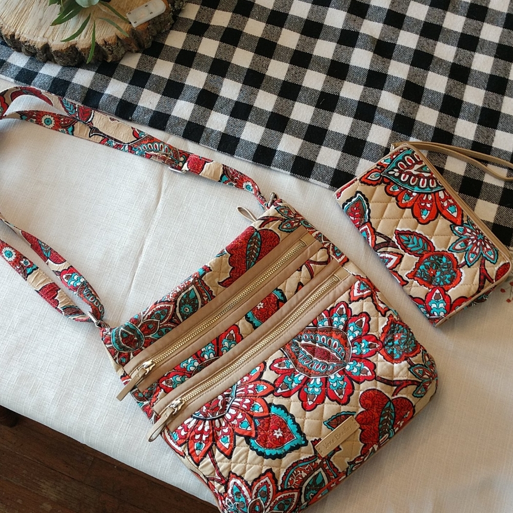 Shoulder purse with wallet.